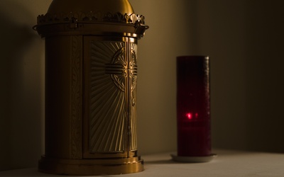 Misja utrzymania zapalonej lampki przy tabernakulum