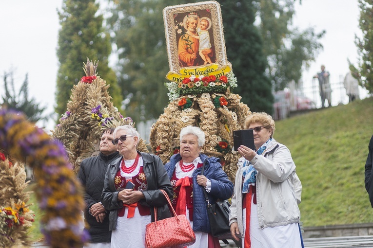 Przedstawiciele z każdego dekanatu złożyli przed ołtarzem tradycyjne wieńce dożynkowe.