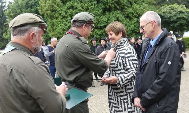 Ewa i Piotr Gliwiccy przyjmują Krzyże Pro Amico - najwyższe wyróżnienie ZHR dla przyjaciół harcerstwa.