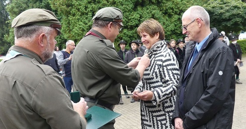 Ewa i Piotr Gliwiccy przyjmują Krzyże Pro Amico - najwyższe wyróżnienie ZHR dla przyjaciół harcerstwa.