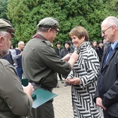 Ewa i Piotr Gliwiccy przyjmują Krzyże Pro Amico - najwyższe wyróżnienie ZHR dla przyjaciół harcerstwa.