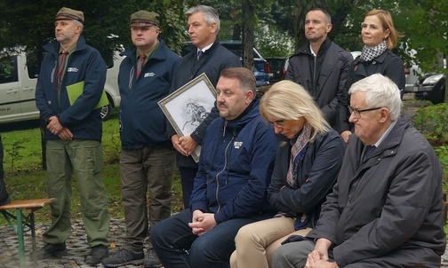 Dobroczyńcy i goście ZHR podczas otwarcia Domu Harcerskiego.