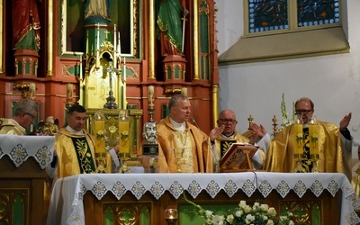 Odpustowa i jubileuszowa suma. Celebrują od lewej: ks. Marek Fituch, ks. Adam Płuciennik, bp Piotr Turzyński, ks. Józef Tępiński i ks. Jacek Wieczorek.