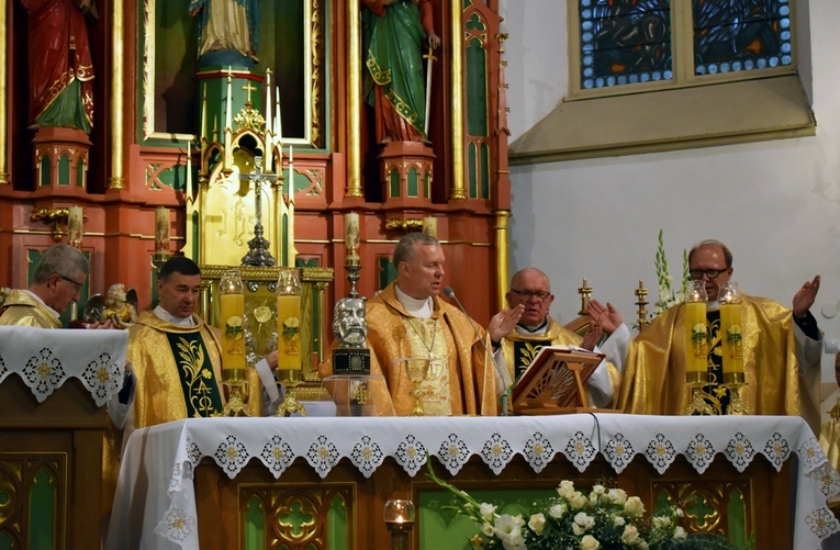 Odpustowa i jubileuszowa suma. Celebrują od lewej: ks. Marek Fituch, ks. Adam Płuciennik, bp Piotr Turzyński, ks. Józef Tępiński i ks. Jacek Wieczorek.