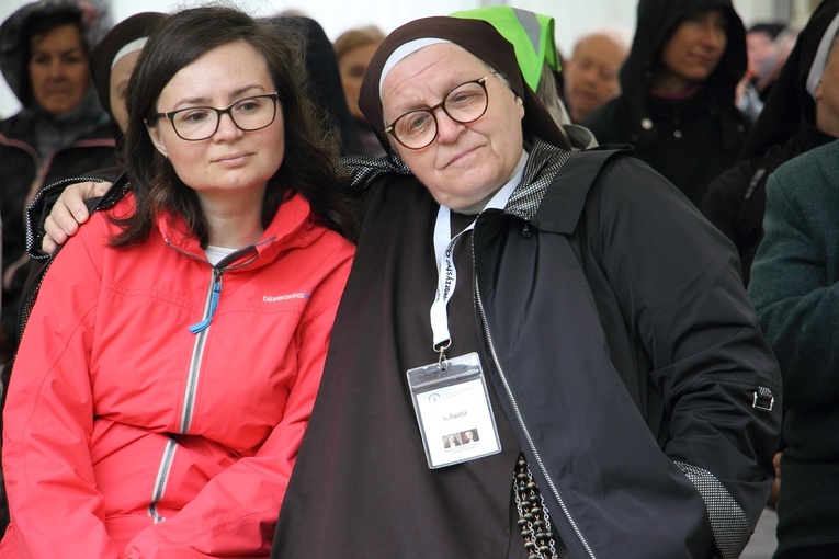 Niewidomi u grobu bł. matki Czackiej