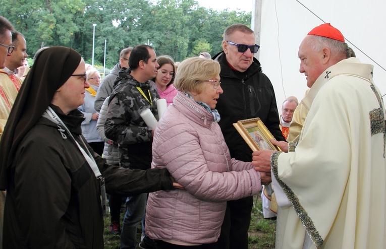 Niewidomi u grobu bł. matki Czackiej