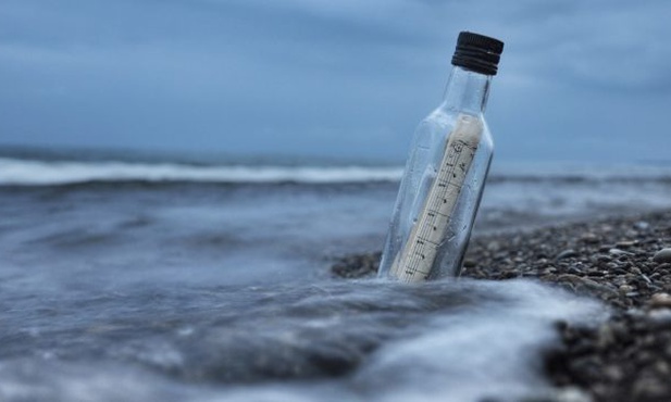 Jedna z 750 butelek wrzuconych do oceanu przez japońskich licealistów została znaleziona na hawajskiej plaży.