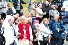 Małżonkowie uroczyście odnowili ślubne przyrzeczenia.