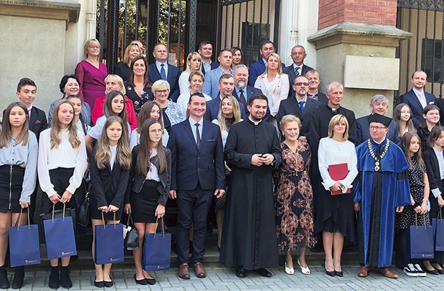 Pamiątkowe zdjęcie przed gmachem uniwersyteckim.