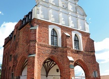 	Obiekt jest położony zaledwie ok. 50 m  od zamku krzyżackiego.