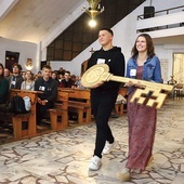 Klucz – symbol diecezjalnych spotkań – przekazali młodym gospodarze poprzedniego czuwania w Sztumie.