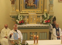 ▲	Bp Andrzej Siemieniewski odniósł się do wizerunku Matki Bożej Bolesnej i okolicznościowej dekoracji przy ołtarzu.