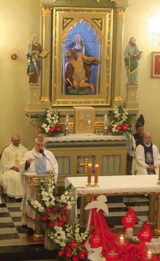 ▲	Bp Andrzej Siemieniewski odniósł się do wizerunku Matki Bożej Bolesnej i okolicznościowej dekoracji przy ołtarzu.