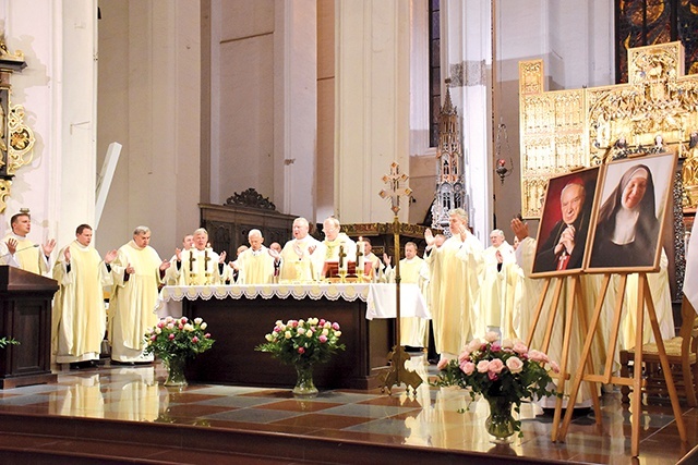 	Wraz z metropolitą gdańskim Mszę św. w bazylice Mariackiej odprawili biskupi pomocniczy oraz licznie zebrane duchowieństwo.