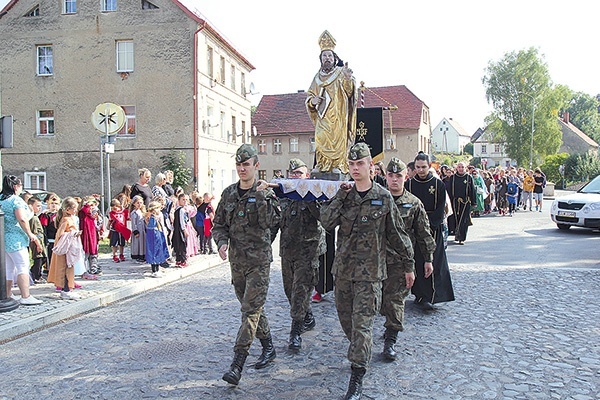 ▲	Obchody rozpoczął kolorowy pochód przez centrum.