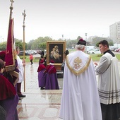 ▲	Powitanie odbyło się w strugach deszczu.