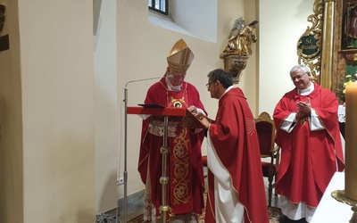 Biskup senior wręczył odznaczenie ks. Romualdowi Brudnowskiemu.