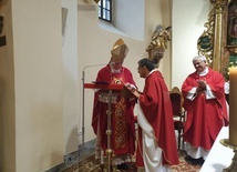 Biskup senior wręczył odznaczenie ks. Romualdowi Brudnowskiemu.