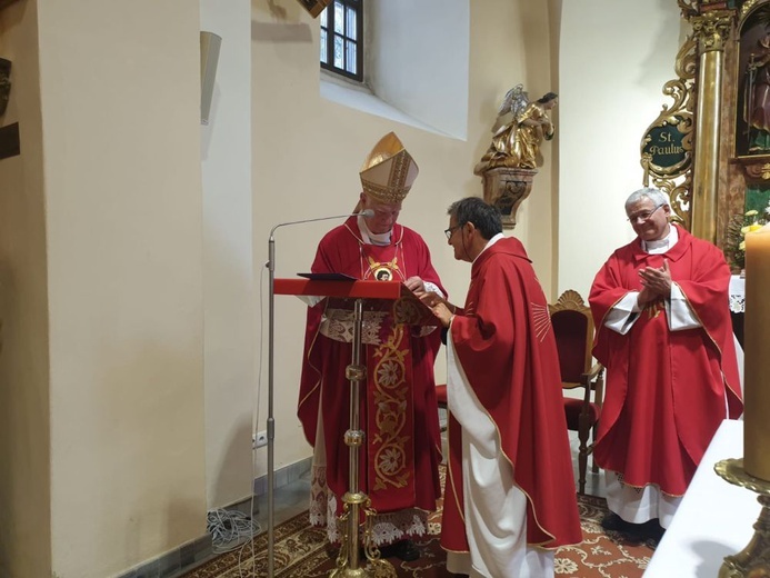 Biskup senior wręczył odznaczenie ks. Romualdowi Brudnowskiemu.