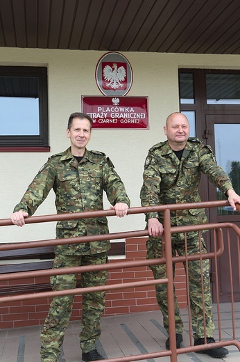 Kapitan SG Waldemar Bochnak i porucznik SG Janusz Tomaszewski