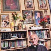 ▲	W pokoju ks. Andrzeja Lisiaka znajduje się wiele zdjęć i obrazów z kardynałem.