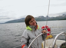 	Pasją Jolanty jest żeglarstwo. – Pomogło mi mocno doświadczyć, co znaczy „Wypłyń na głębię”, być zdanym tylko na Jezusa – wyznaje. Na zdjęciu rejs po Morzu Norweskim  na Nordkapp.