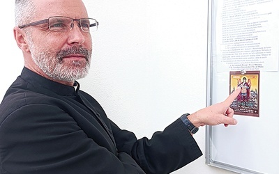 ◄	Ks. Arkadiusz Paśnik pokazuje obrazek ikony, która powstała z okazji jubileuszu parafii.