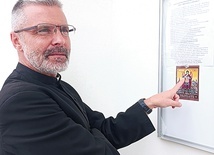 ◄	Ks. Arkadiusz Paśnik pokazuje obrazek ikony, która powstała z okazji jubileuszu parafii.