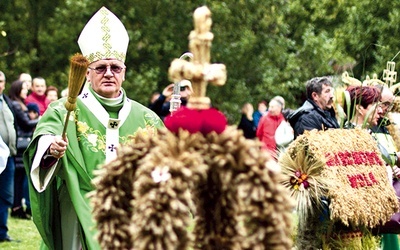 ▲	Dziękczynnej Eucharystii przewodniczył abp Józef Górzyński, który poświęcił przyniesione wieńce dożynkowe.