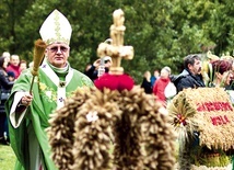 ▲	Dziękczynnej Eucharystii przewodniczył abp Józef Górzyński, który poświęcił przyniesione wieńce dożynkowe.