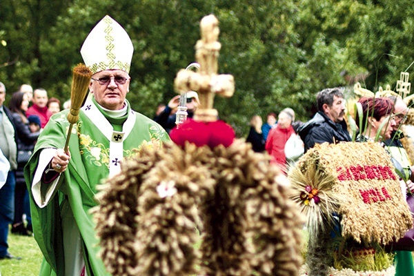 ▲	Dziękczynnej Eucharystii przewodniczył abp Józef Górzyński, który poświęcił przyniesione wieńce dożynkowe.