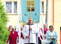 ◄	Po Mszy św., której przewodniczył ks. Wojciech Kotowicz, odbyła się procesja eucharystyczna.