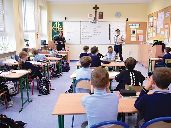 ◄	Przewodnik opowiadał młodszych kolegom o skautingu, zachęcając ich do przyjścia na zbiórki.