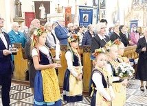 ▲	 Procesja z darami.