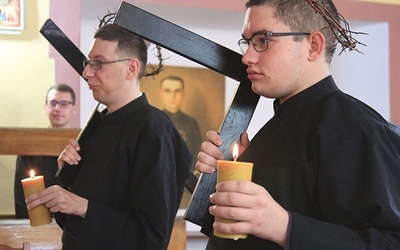 ▲	To był sugestywny obrzęd obłóczyn i początek nowicjatu dla Piotra i Damiana.