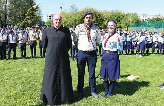 Apel po Mszy św. podczas inauguracji roku. Na pierwszym planie ks. Marcin Gregiel oraz hufcowi Anna Soból i Sebastian Suroń. 