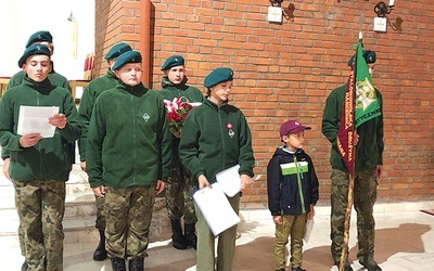 Specjalny program z tej okazji przygotowali harcerze z 54. Stalowowolskiej Drużyny Harcerskiej ZHP im. ppor. B. Kochana.