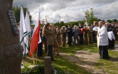 Odnowiony pomnik nagrobny poświęcił bp Marek Solarczyk.