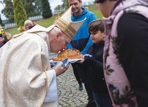 – Tajemnica złożonego na ołtarzu bochna, symbolu ciężkiej pracy rolnika, osiąga swój szczyt w sprawowaniu Eucharystii – mówił ks. Marian Kujawski.