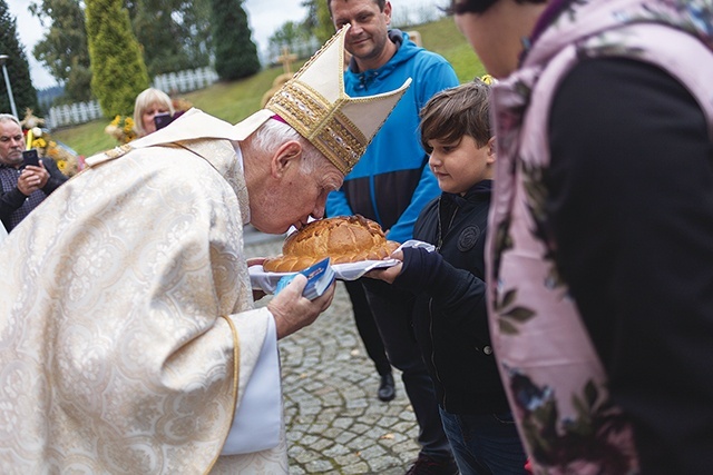 – Tajemnica złożonego na ołtarzu bochna, symbolu ciężkiej pracy rolnika, osiąga swój szczyt w sprawowaniu Eucharystii – mówił ks. Marian Kujawski.