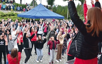Grupa muzycznych wolontariuszy porwała młodzież do śpiewu i tańca.