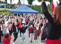 Grupa muzycznych wolontariuszy porwała młodzież do śpiewu i tańca.