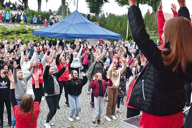 Grupa muzycznych wolontariuszy porwała młodzież do śpiewu i tańca.