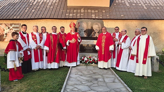 Wspólne zdjęcie przy poświęconej tablicy.