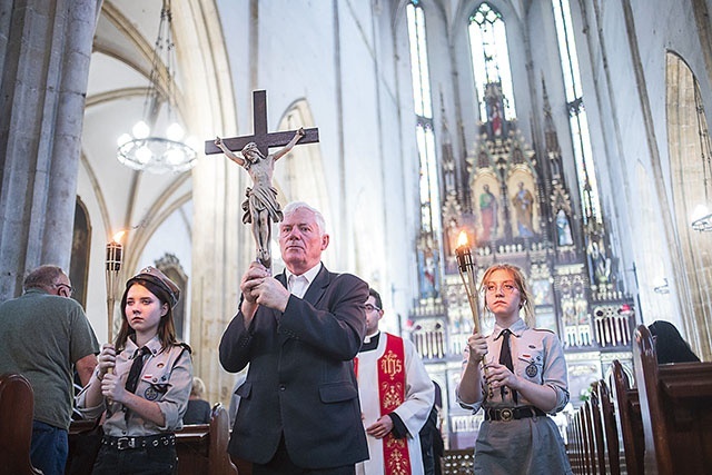 Nabożeństwo rozpoczęło się w strzegomskiej bazylice.