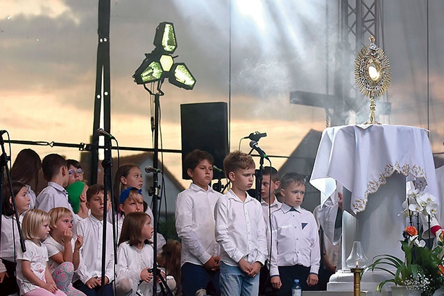 Kiedy na scenie pojawił się Jezus w Eucharystii, wszyscy uklękli.