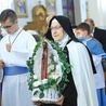 Procesja z figurką Maryi Rwandyjskiej.