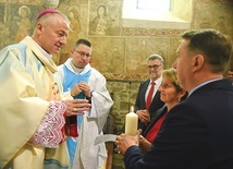 Bp Artur Ważny wręczył nowej parze diecezjalnej Domowego Kościoła świecę symbolizującą ich zadania w ramach oazowych spotkań małżeństw i rodzin.