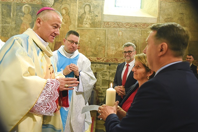 Bp Artur Ważny wręczył nowej parze diecezjalnej Domowego Kościoła świecę symbolizującą ich zadania w ramach oazowych spotkań małżeństw i rodzin.