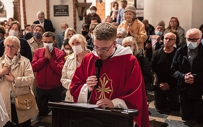 Ksiądz Maciej Jaszczołt poprowadził modlitwę przy sarkofagu Prymasa Tysiąclecia.